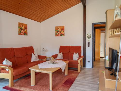 salon z czerwoną kanapą i stołem w obiekcie Holiday Home Robinson by Interhome w mieście Machtlos