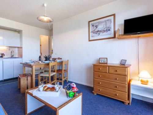 un salon avec une cuisine et une chambre avec une table dans l'établissement Apartment Pegase Phenix-10 by Interhome, au Corbier