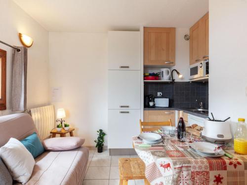 uma cozinha e uma sala de estar com uma mesa em Apartment Plein Soleil-1 by Interhome em La Toussuire