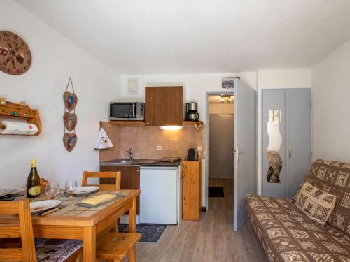 une cuisine et un salon avec une table et un canapé dans l'établissement Apartment Chalets du Soleil-21 by Interhome, à Les Deux Alpes