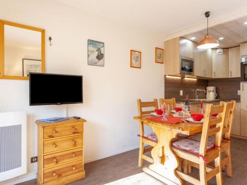 une cuisine et une salle à manger avec une table et une télévision dans l'établissement Apartment Les Tommeuses - Val Claret-2 by Interhome, à Tignes