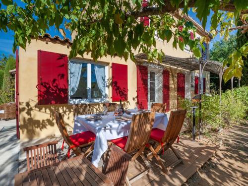 a table and chairs on the patio of a house at Holiday Home Mas de L'Oulivier by Interhome in Roussillon