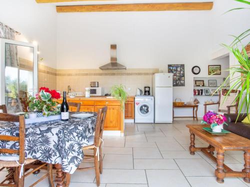 メネルブにあるHoliday Home Les Vignes - MBE100 by Interhomeのキッチン、ダイニングルーム(テーブル、椅子付)