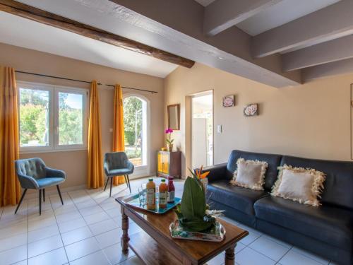 un salon avec un canapé bleu et une table dans l'établissement Holiday Home Les Amandiers by Interhome, à Mazan