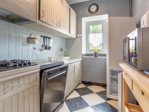 uma cozinha com um lavatório e um fogão forno superior em Holiday Home Le Cèdre - MBE101 by Interhome em Ménerbes
