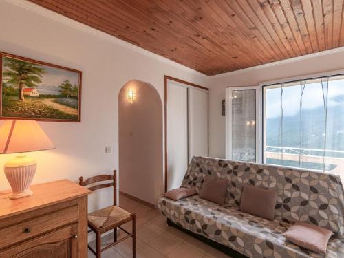 un salon avec un canapé et une fenêtre dans l'établissement Holiday Home Filippi by Interhome, à San-Giovanni-di-Moriani