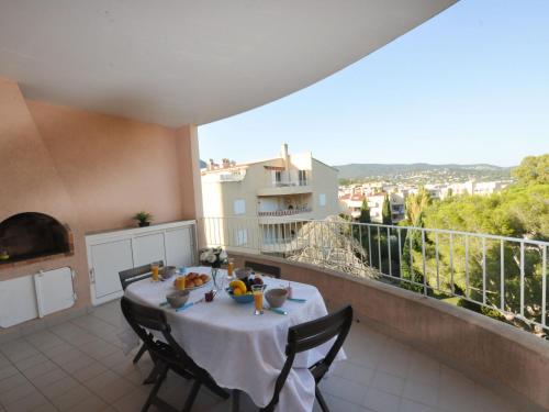 une salle à manger avec une table et des chaises sur un balcon dans l'établissement Apartment Porto di Mar-5 by Interhome, à Cavalaire-sur-Mer
