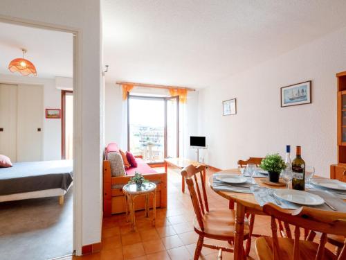 un salon avec une table et une salle à manger dans l'établissement Apartment Les Pins Ensoleilles-6 by Interhome, à Sainte-Maxime