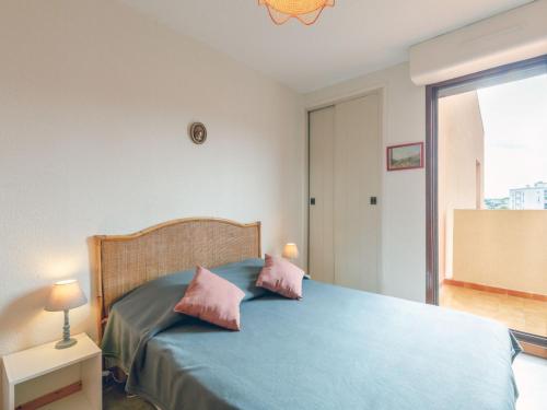 - une chambre avec un lit bleu et 2 oreillers roses dans l'établissement Apartment Les Pins Ensoleilles-6 by Interhome, à Sainte-Maxime