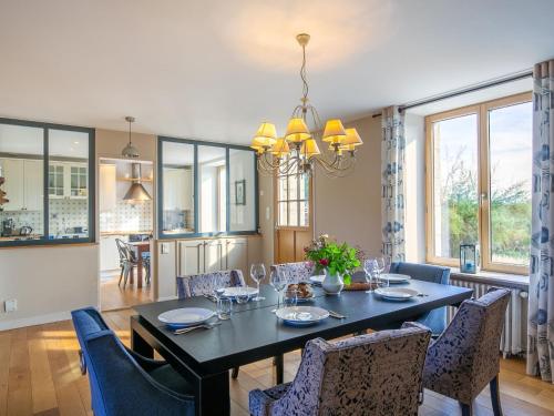 une salle à manger avec une table et des chaises noires dans l'établissement Holiday Home Balade Océane by Interhome, à Trégunc