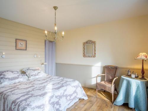 une chambre avec un lit et une table avec une lampe dans l'établissement Holiday Home Balade Océane by Interhome, à Trégunc