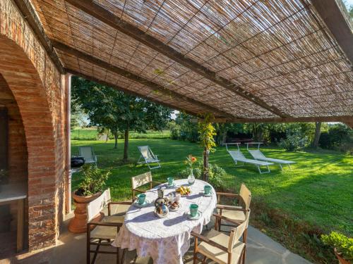 un patio con mesa y sillas bajo una pérgola en Holiday Home La Capannina by Interhome, en La Croce