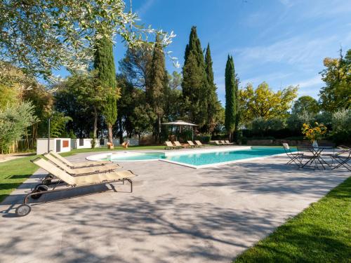 basen z leżakami i drzewami w obiekcie Villa Angeli by Interhome w mieście Sant'enea