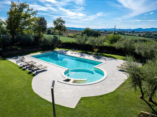 Utsikt mot bassenget på Villa Angeli by Interhome eller i nærheten