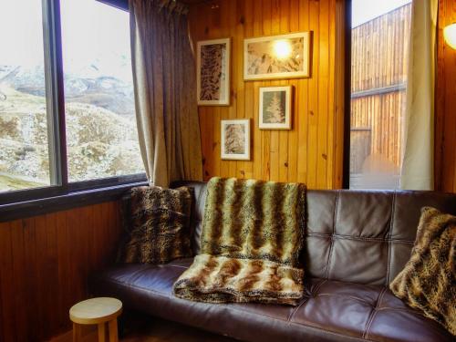 - un canapé en cuir brun dans une chambre avec fenêtre dans l'établissement Apartment Sérac A10 by Interhome, à Val Thorens