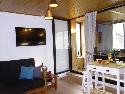 un salon avec un canapé et une table dans l'établissement Apartment Sérac A10 by Interhome, à Val Thorens