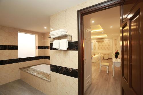 a bathroom with a bath tub in a room at THANH TAI HOTEl 1 in Ho Chi Minh City
