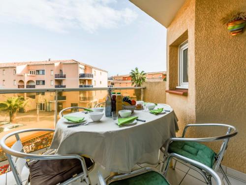 d'un balcon avec une table blanche et des chaises. dans l'établissement Apartment Cosy Coast by Interhome, à Sainte-Marie-Plage