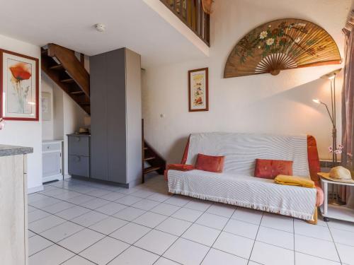 un salon avec un canapé et une table dans l'établissement Apartment Cosy Coast by Interhome, à Sainte-Marie-Plage