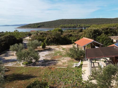 - une vue sur une maison avec vue sur l'eau dans l'établissement Holiday Home Kalebica - PSM200 by Interhome, à Tkon