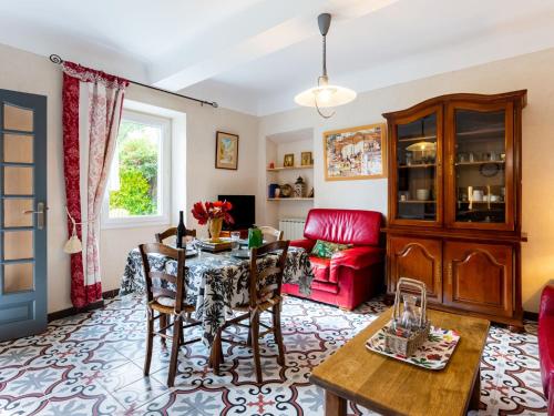 メネルブにあるHoliday Home L'Olivier - MBE102 by Interhomeのリビングルーム(テーブル、赤いソファ付)