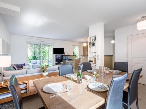 comedor y sala de estar con mesa y sillas en Holiday Home Les Rives du Golf 3 by Interhome en Roquebrune-sur-Argens