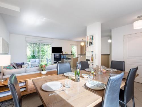 une salle à manger et un salon avec une table et des chaises dans l'établissement Holiday Home Les Rives du Golf 3 by Interhome, à Roquebrune-sur Argens