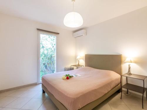 sypialnia z łóżkiem z kwiatami w obiekcie Holiday Home Les Rives du Golf 3 by Interhome w mieście Roquebrune-sur Argens