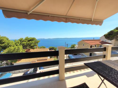 ein Blick auf das Meer vom Balkon eines Hauses in der Unterkunft Apartment Nina by Interhome in Mimice