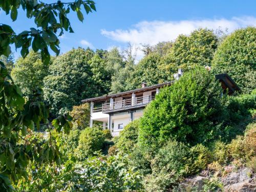 TraregoにあるHoliday Home Villa delle Rose by Interhomeの木立の丘の脇の家