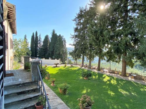 PelagoにあるApartment Villa Grassina-7 by Interhomeのベンチや木々のある庭園の景色を望めます。