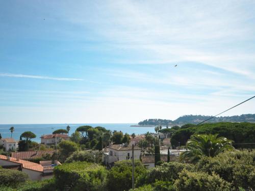 - une vue sur l'océan depuis une ville dans l'établissement Apartment Riva Bella-2 by Interhome, à Cavalaire-sur-Mer