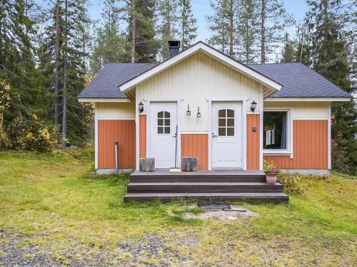 SaapunkiにあるHoliday Home Saapunkijärvi- pitkäperä by Interhomeの白とオレンジの小さな家