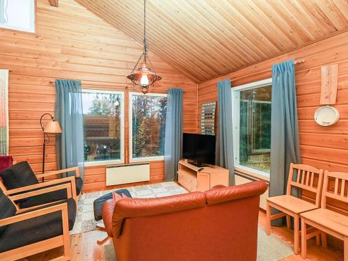 ein Wohnzimmer mit Sofa und Fernseher in der Unterkunft Holiday Home Saapunkijärvi- pitkäperä by Interhome in Saapunki