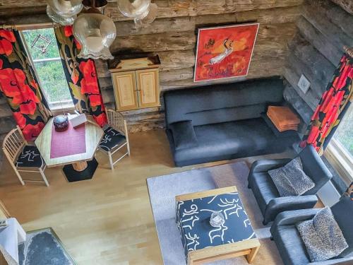 einen Blick über ein Wohnzimmer mit einem Klavier in der Unterkunft Holiday Home Tähtiruka 3 by Interhome in Ruka