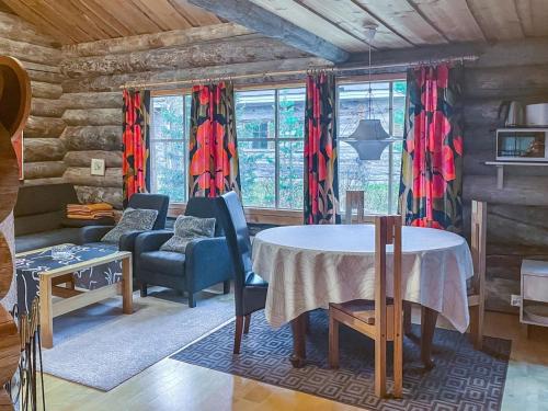 ein Wohnzimmer mit Tisch und Couch in der Unterkunft Holiday Home Tähtiruka 3 by Interhome in Ruka