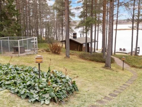 uma pilha de plantas em frente a um golo de futebol em Holiday Home Järvelä by Interhome em Kemijärvi