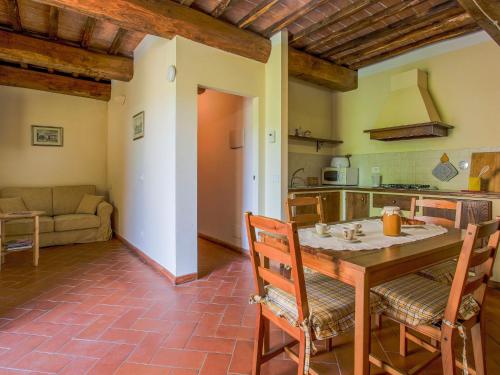 Il comprend une cuisine et un salon avec une table et des chaises. dans l'établissement Apartment Castiglioni-3 by Interhome, à Castiglione