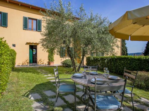インプルネータにあるHoliday Home Al Tramonto - Venere by Interhomeの庭にテーブルと椅子、傘