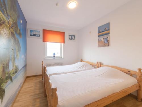 sypialnia z łóżkiem w pokoju w obiekcie Apartment Wilde Zee by Interhome w mieście Bredene-aan-Zee