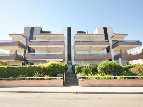 d'un grand immeuble avec un escalier devant. dans l'établissement Studio Antares-1 by Interhome, à Cavalaire-sur-Mer