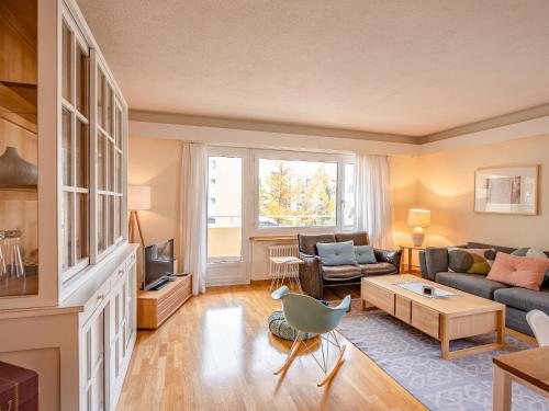 ein Wohnzimmer mit einem Sofa und einem Tisch in der Unterkunft Apartment Chesa Daniela B - Anita by Interhome in St. Moritz