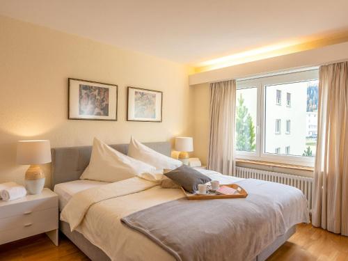 ein Schlafzimmer mit einem Bett und einem Tablett darauf in der Unterkunft Apartment Chesa Daniela B - Anita by Interhome in St. Moritz