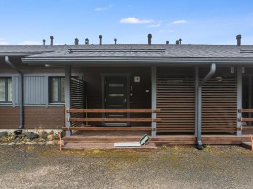 un porche delantero de una casa con puerta en Holiday Home Kotokuusi 3 by Interhome, en Ruka