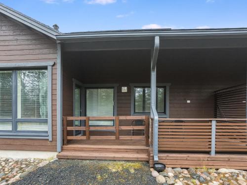 porche delantero de una casa con terraza de madera en Holiday Home Kotokuusi 3 by Interhome, en Ruka