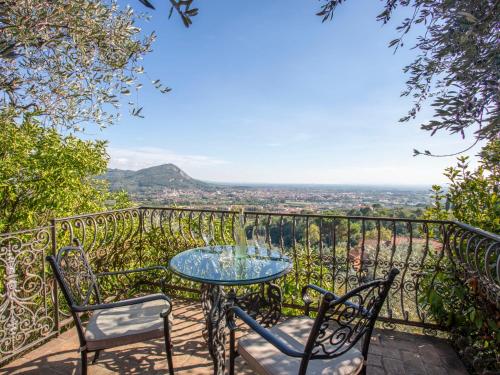 een tafel en stoelen op een balkon met uitzicht bij Holiday Home Iacopo by Interhome in Pieve a Nievole