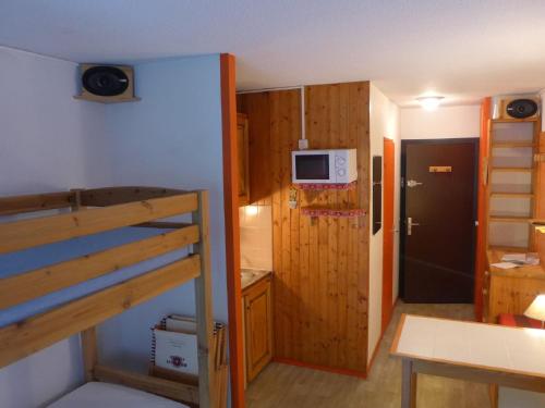 Cette petite chambre comprend des lits superposés et un four micro-ondes. dans l'établissement Apartment Le Triolet-5 by Interhome, à Chamonix-Mont-Blanc