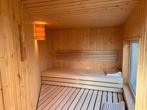 uma sauna de madeira com dois bancos em Relaxoase ***** em Krakow am See