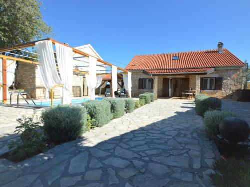 ein Haus mit einer Terrasse und einem Pool in der Unterkunft Holiday Home Marija by Interhome in Bogatić