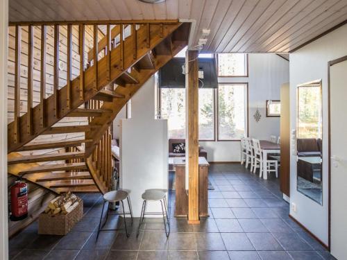 ユッラスヤルヴィにあるHoliday Home Lauha by Interhomeのキッチン、ダイニングルーム(木製の階段付)